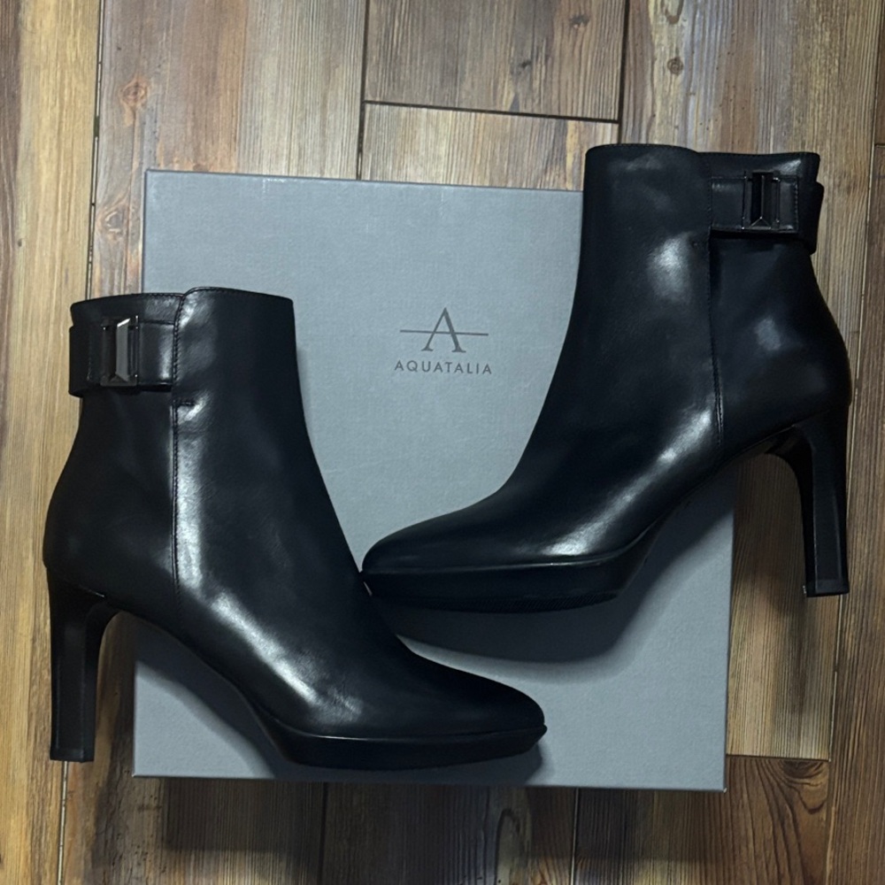 NIB Aquatalia Daniella Weatherproof Black Leather Ankle Bootie Size 8M